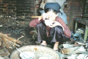 Người nghèo thì đâu có được phép ốm?