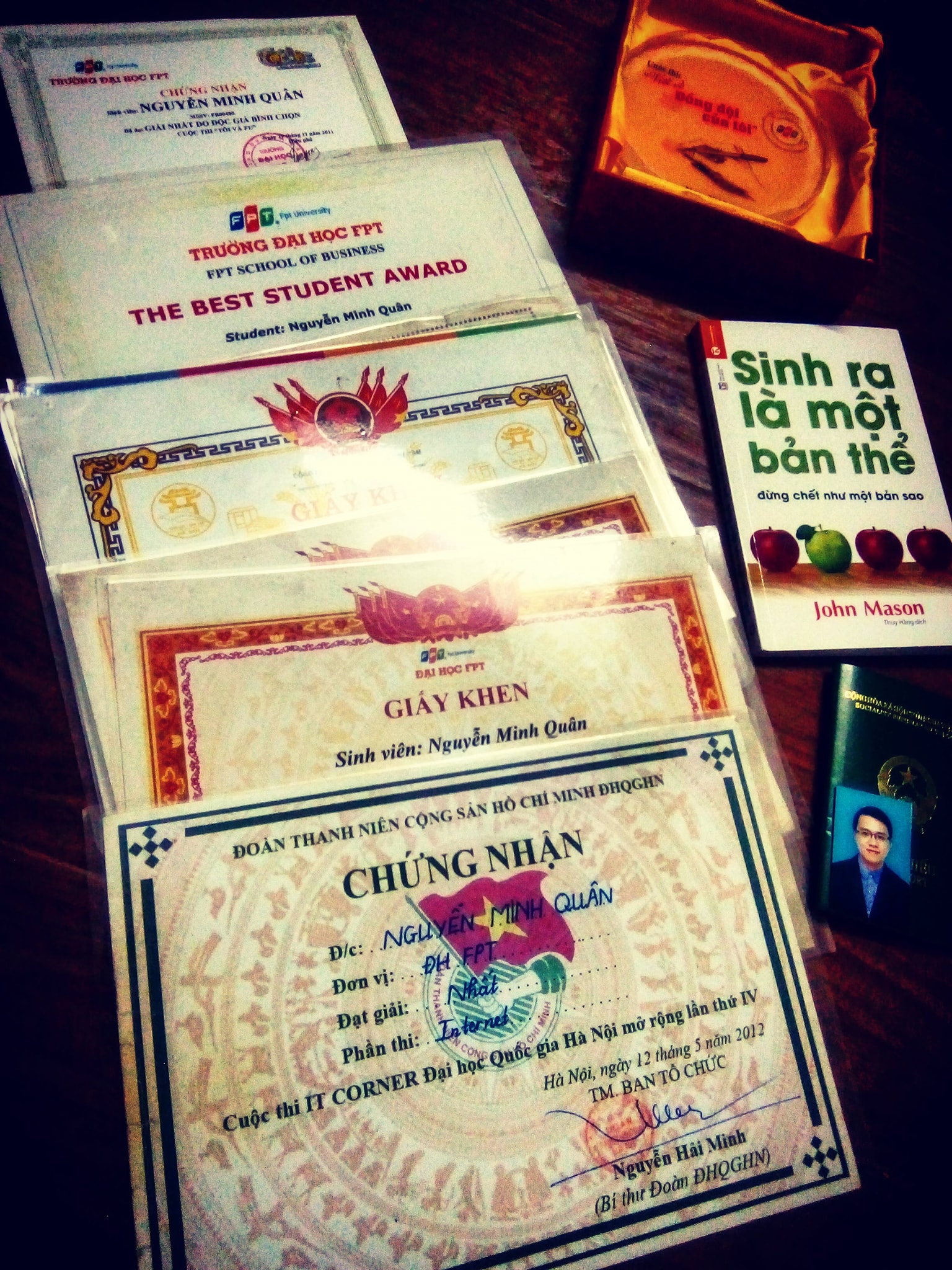 Một số giải thưởng và giấy chứng nhận của Nguyễn Minh Quân thời sinh viên, trong đó có The Best Student Award của FPT School of Business