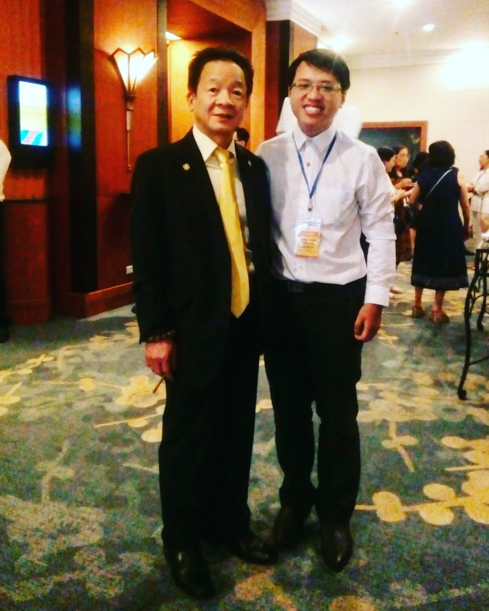 Nguyễn Minh Quân cùng Chủ tịch SHB Đỗ Quang Hiển tại Đại hội đồng cổ đông