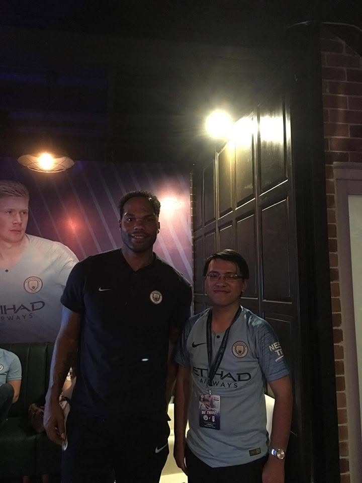 Nguyễn Minh Quân cùng cựu cầu thủ Manchester City Joleon Lescott