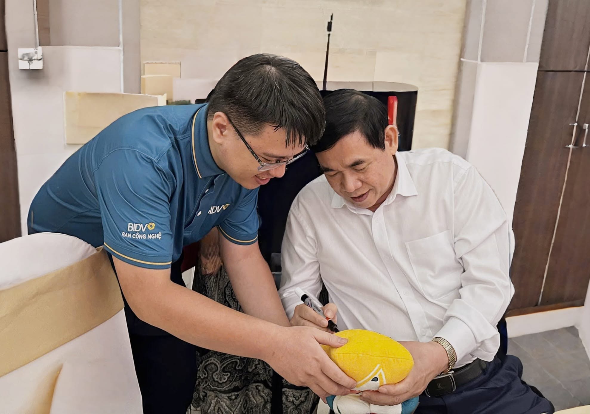 Nguyễn Minh Quân trong một dịp trò chuyện với Chủ tịch HĐQT BIDV Phan Đức Tú