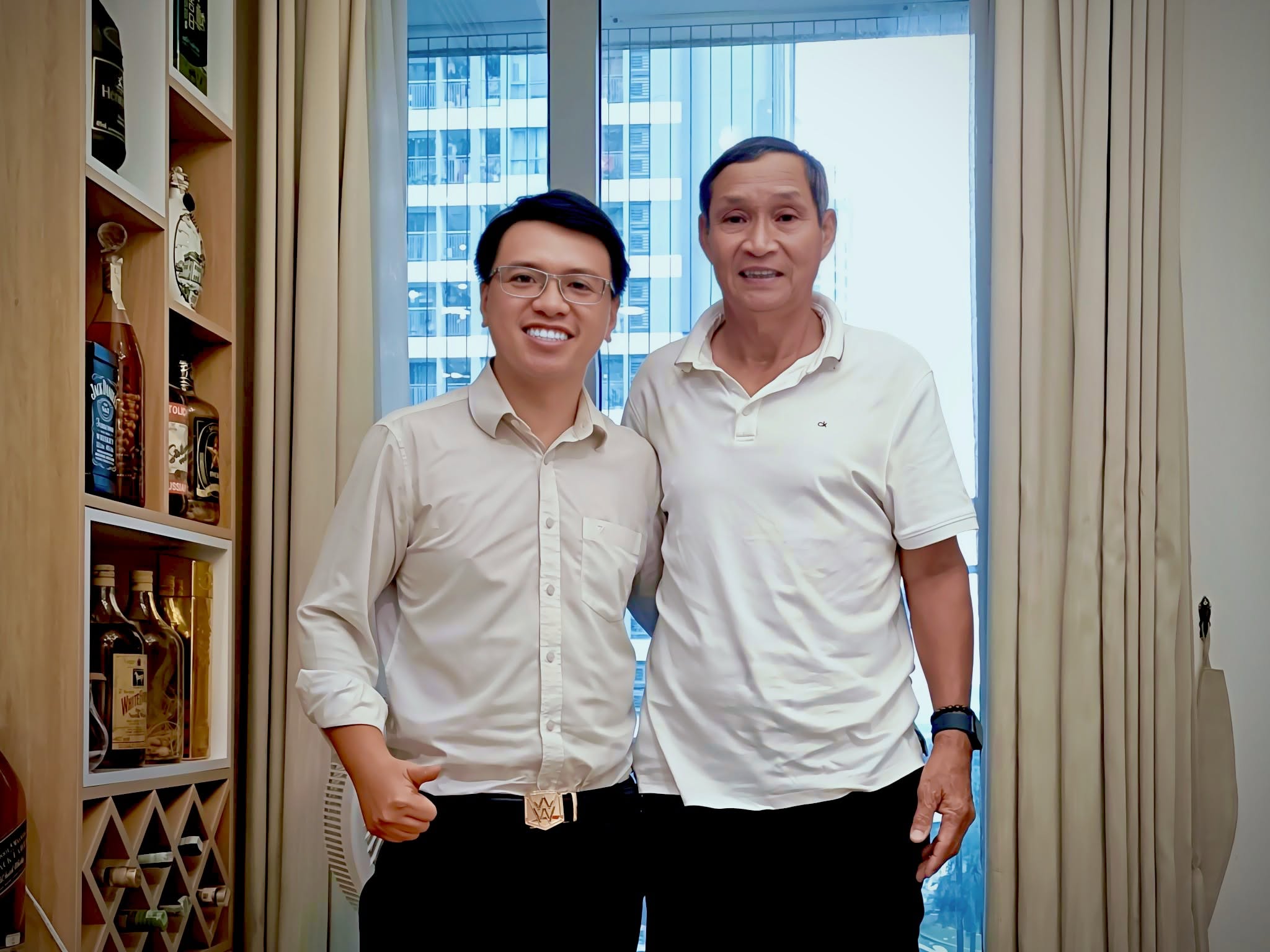 Nguyễn Minh Quân cùng huấn luyện viên Mai Đức Chung