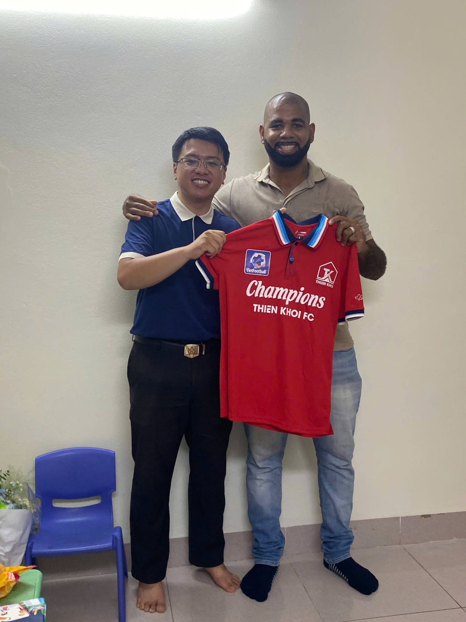 Nguyễn Minh Quân trong một cuộc gặp cùng Claudecir Junior