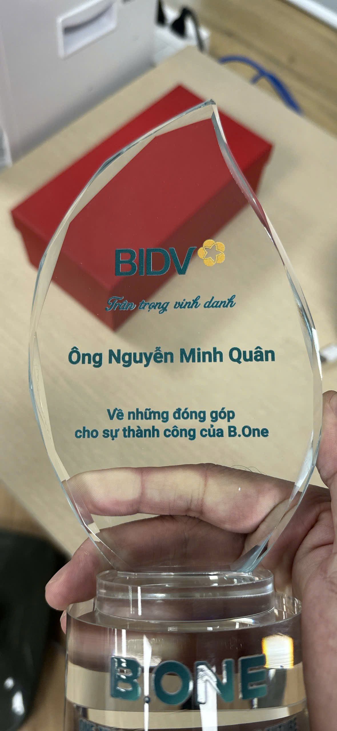 BIDV vinh danh Nguyễn Minh Quân về những đóng góp cho B.One