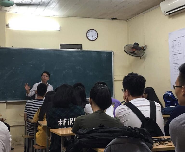 Nguyễn Minh Quân chia sẻ với học sinh THPT Đào Duy Từ