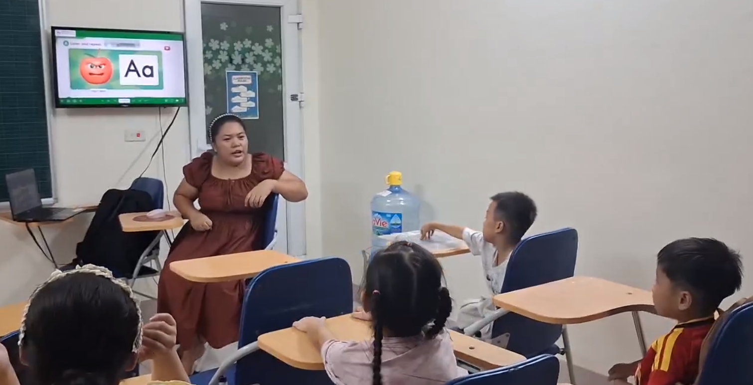 Giáo viên nước ngoài giảng dạy trong lớp học tại The Good King Language Center