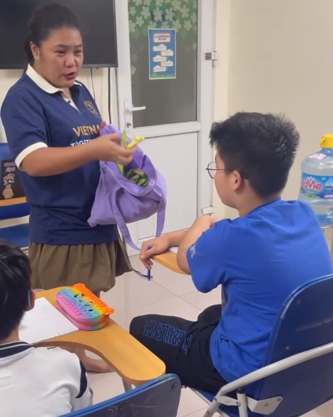 Giáo viên nước ngoài tương tác trực tiếp với học viên tại The Good King Language Center