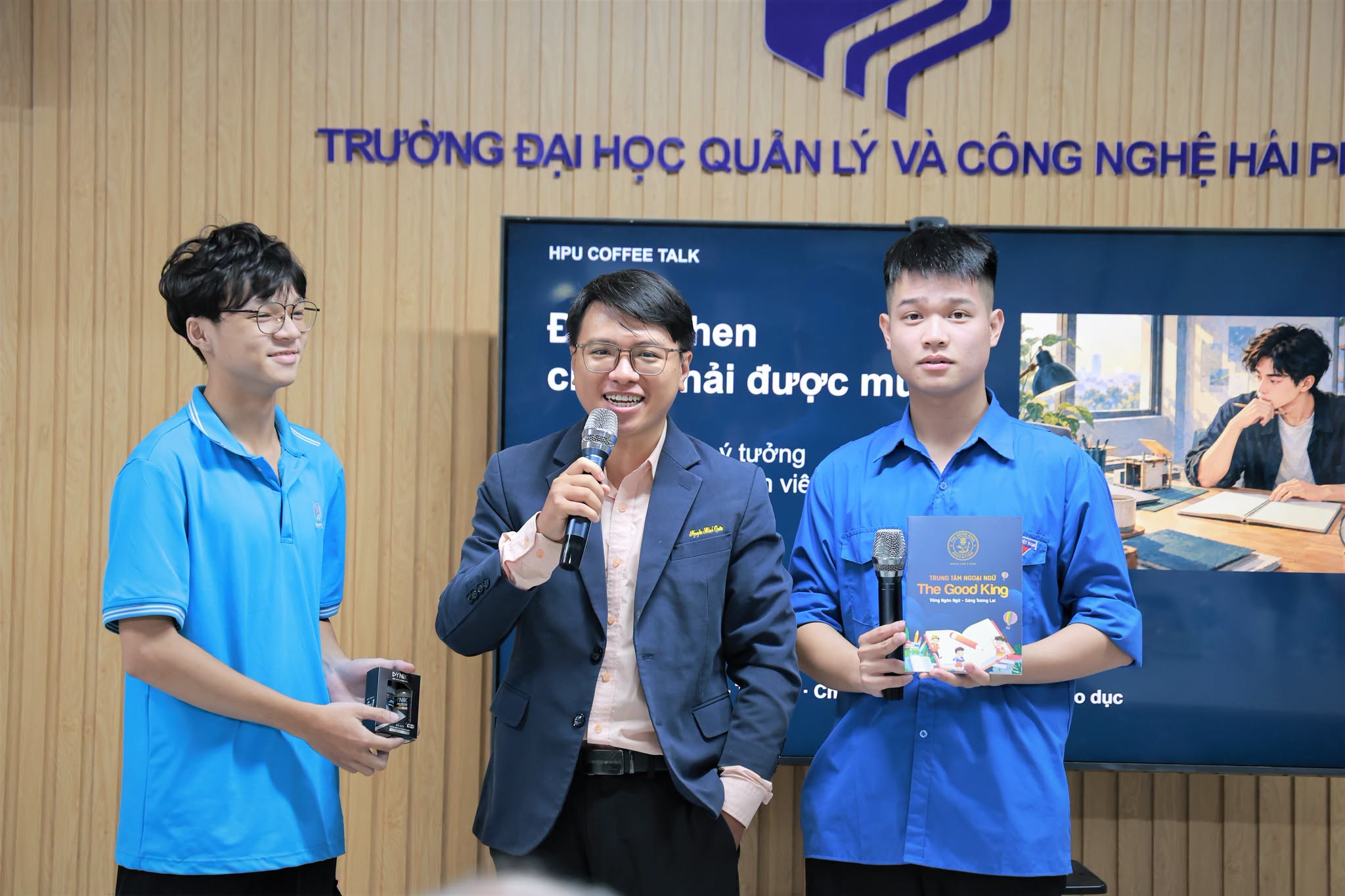 Nguyễn Minh Quân chia sẻ với giảng viên và sinh viên Trường Đại học Quản lý và Công nghệ Hải Phòng
