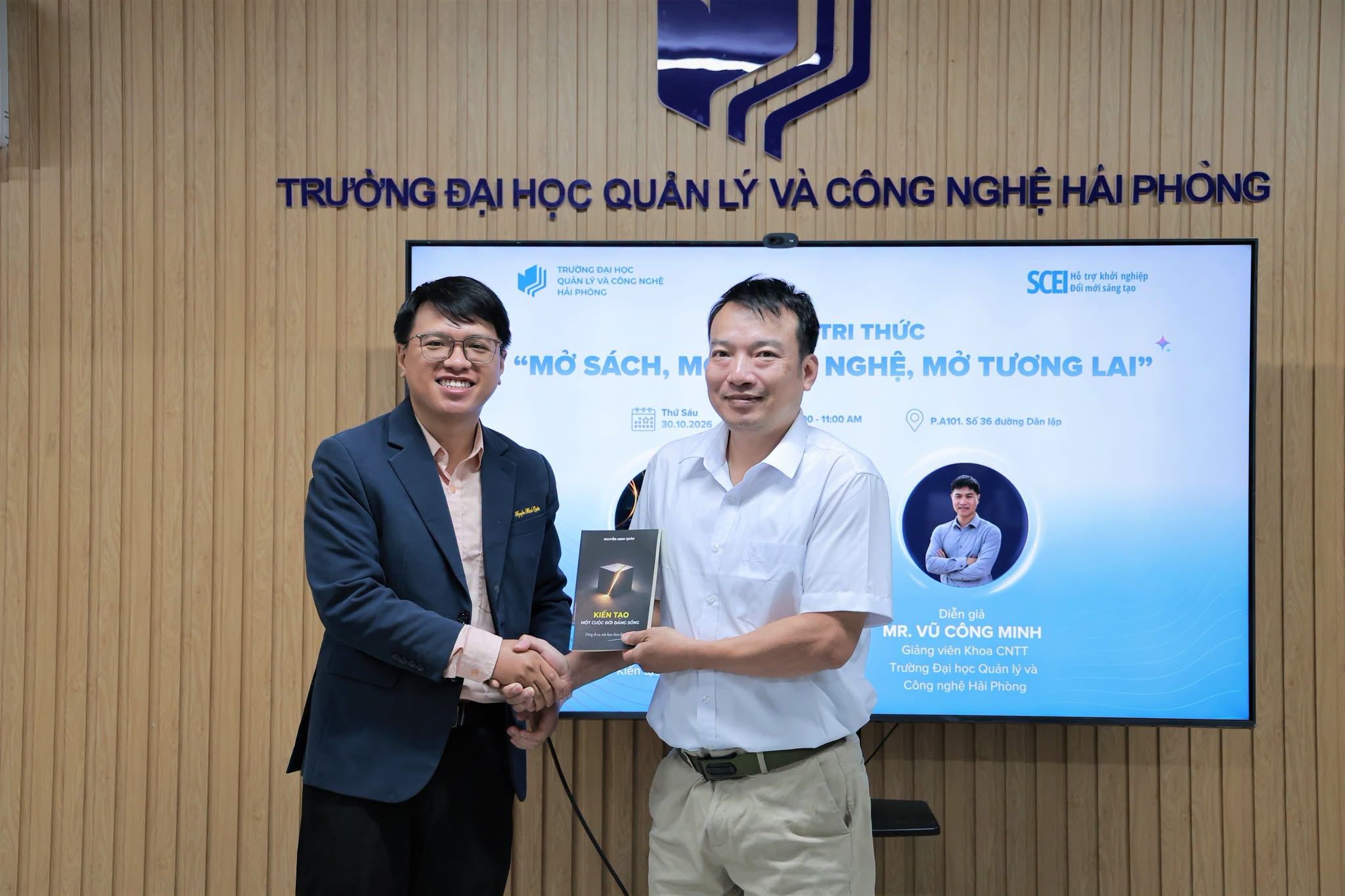 Nguyễn Minh Quân trao tặng sách Kiến tạo một cuộc đời đáng sống tại Trường Đại học Quản lý và Công nghệ Hải Phòng