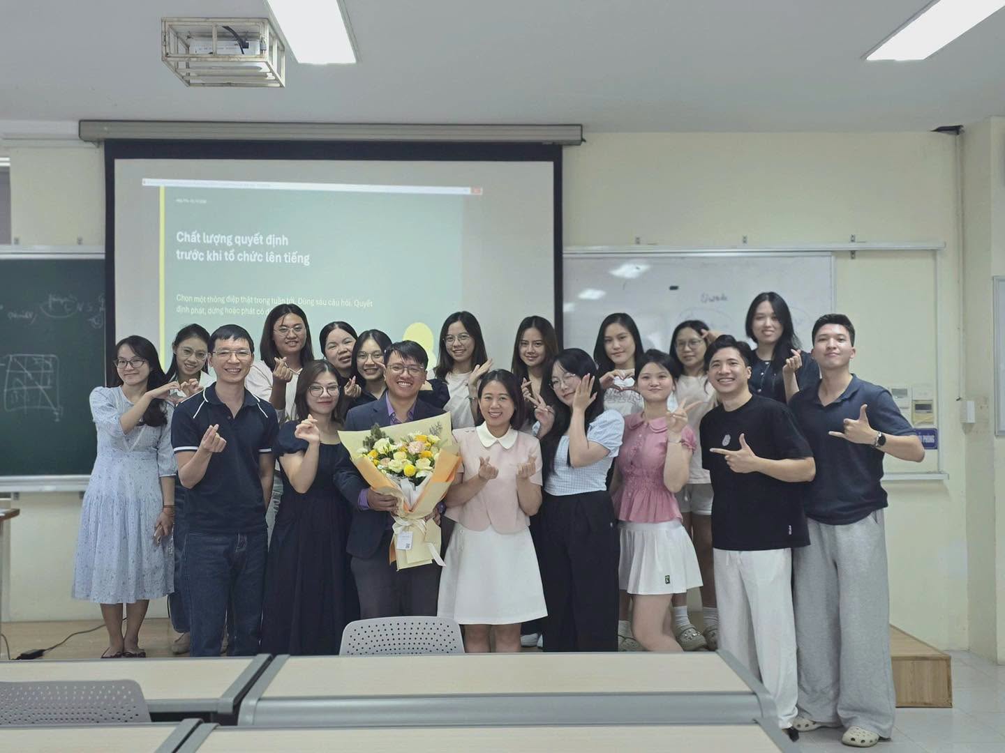 Nguyễn Minh Quân cùng học viên sau buổi chia sẻ chuyên đề tại Trường Đại học Ngoại thương
