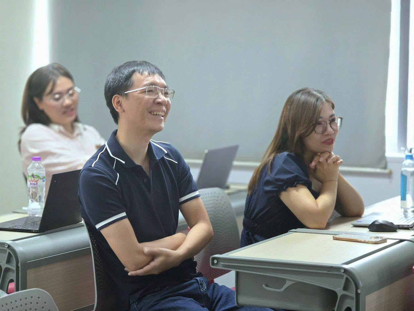 Học viên MBA theo dõi buổi chia sẻ chuyên đề quản trị rủi ro truyền thông tại FTU