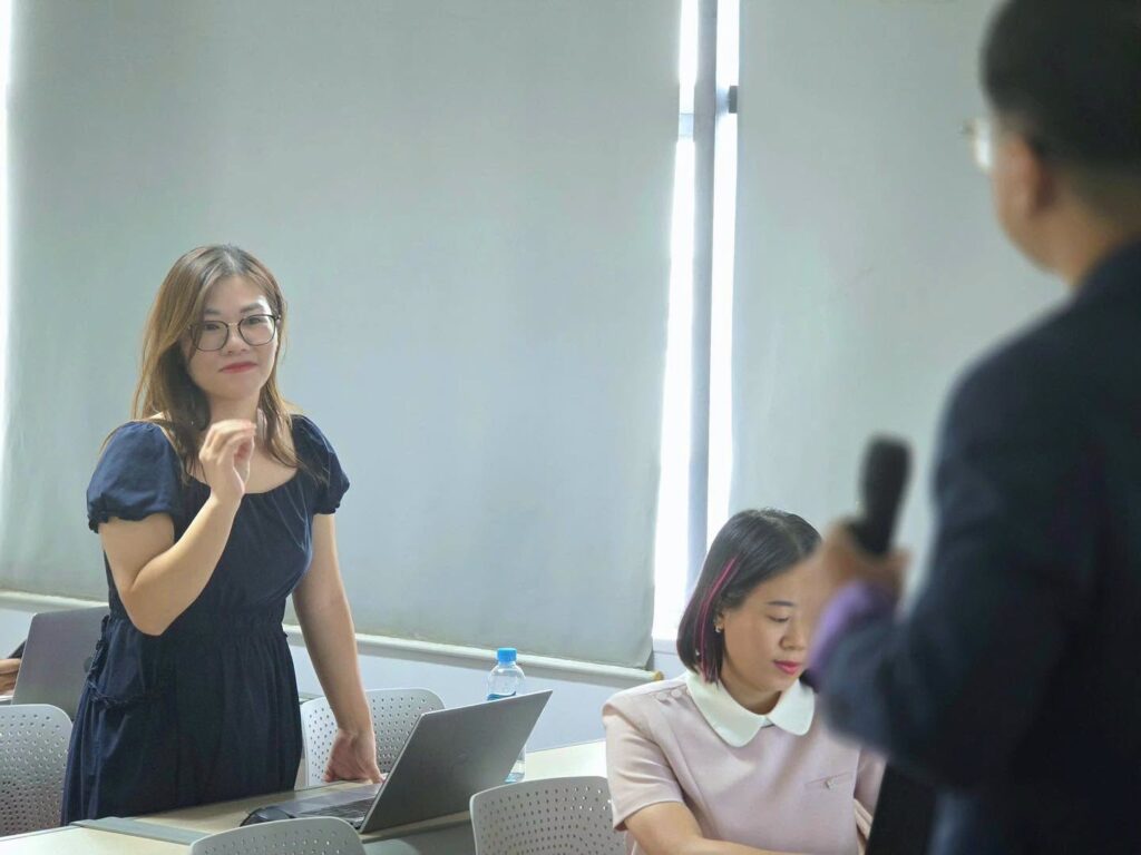Nguyễn Minh Quân trao đổi với học viên trong buổi thỉnh giảng tại Trường Đại học Ngoại thương