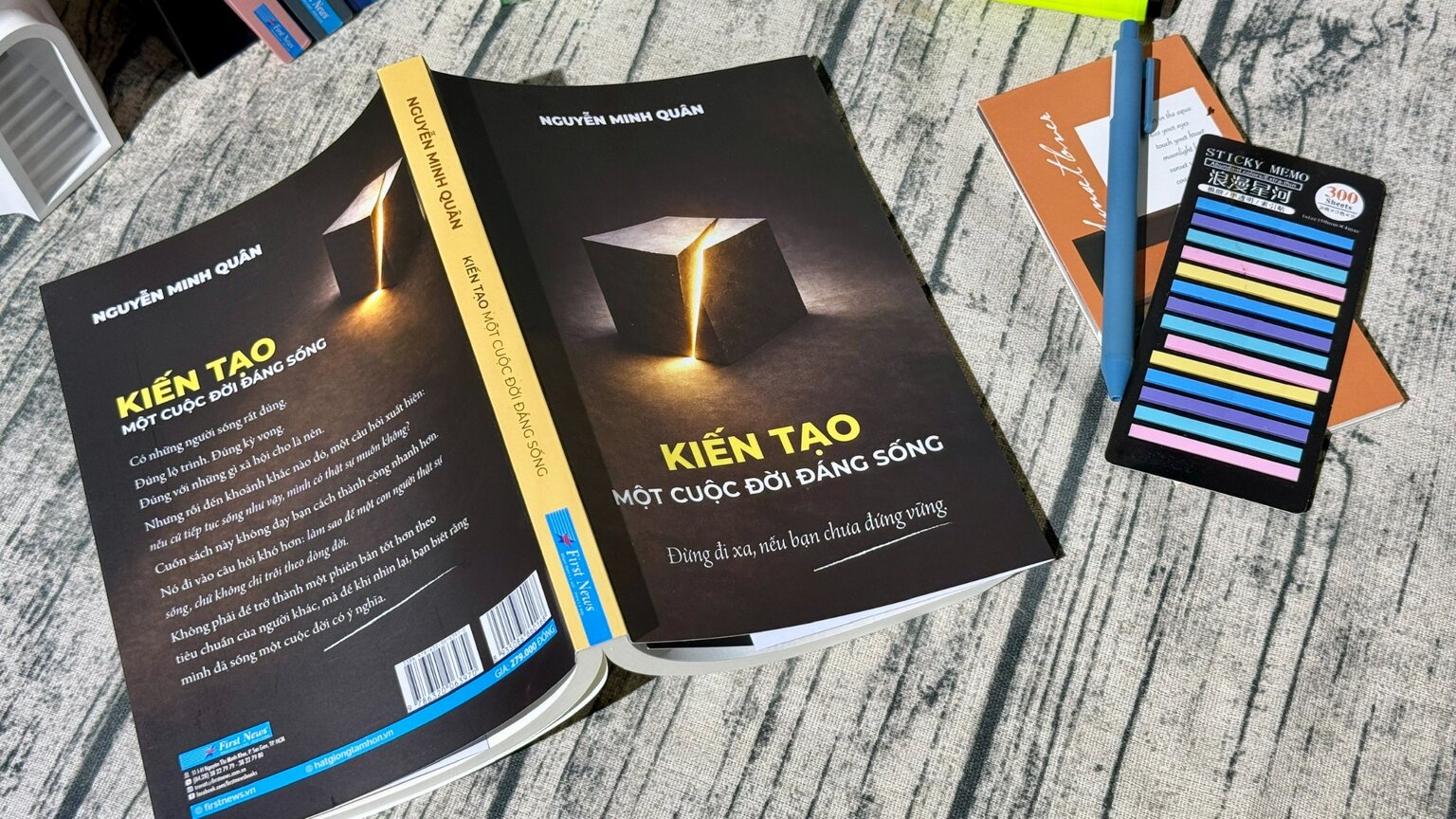 Bìa trước, gáy và bìa sau sách Kiến tạo một cuộc đời đáng sống của Nguyễn Minh Quân